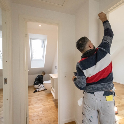 Maling af lejlighed ved fraflytning i Sjælland – maler arbejder i flyttelejlighed.