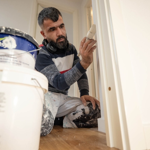Maling af lejlighed i København – maling af dørkarm ved fraflytning.